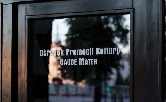 zdjęcie przedstawiające drzwi wejściowe do Ośrodka Promocji Kultury Gaude Mater