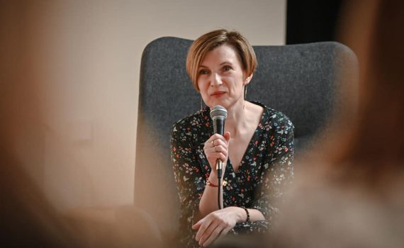 Autorka Celina Walasik podczas swojego spotkania literackiego..