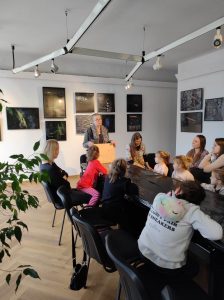 Prowadzące i dzieci podczas warsztatów organizowanych przez Teatr Nieoczywisty.