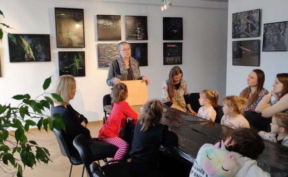 Prowadzące i dzieci podczas warsztatów organizowanych przez Teatr Nieoczywisty.