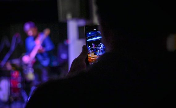 publiczność podczas koncertu muzycznego