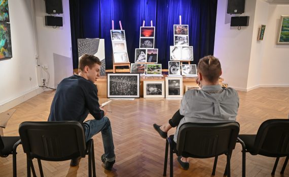 Uczestnicy aukcji charytatywnej ,,Dla Janka'' na sali Gaude Mater.