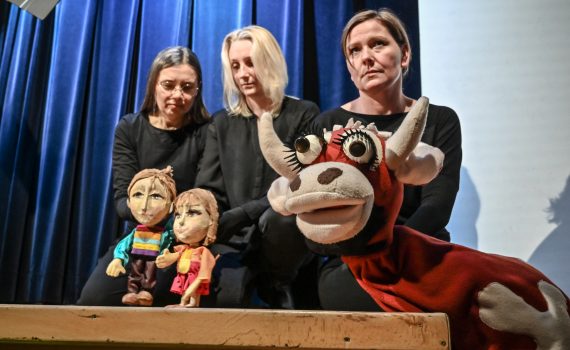 Aktorzy z Teatru Nieoczywistego podczas spektaklu dla dzieci pt. ,,Czarodziejski młyn''.
