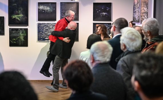 Uczestnicy wernisażu fotografii Tomasza Mana.