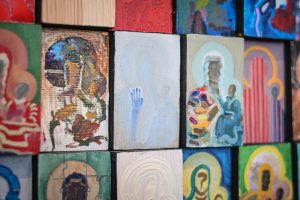 Zbliżenie na fragment obrazu Oskara Hutnego z wystawy ,,Człowieczeństwo''