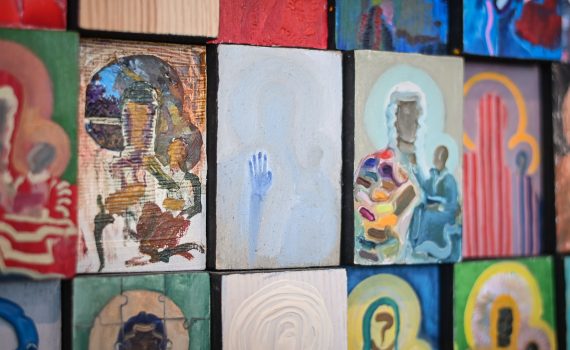 Zbliżenie na fragment obrazu Oskara Hutnego z wystawy ,,Człowieczeństwo''