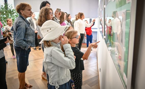 publiczność podczas wystawy malarstwa