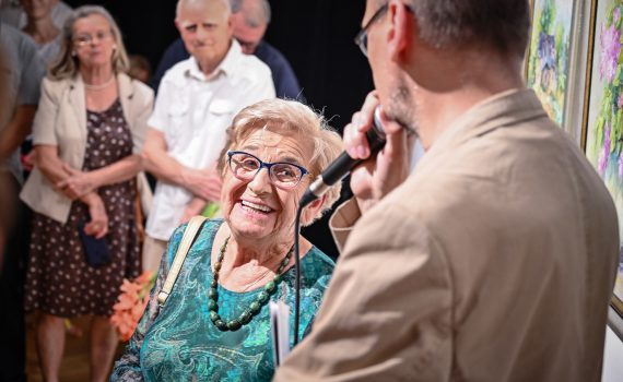 publiczność podczas wystawy malarstwa